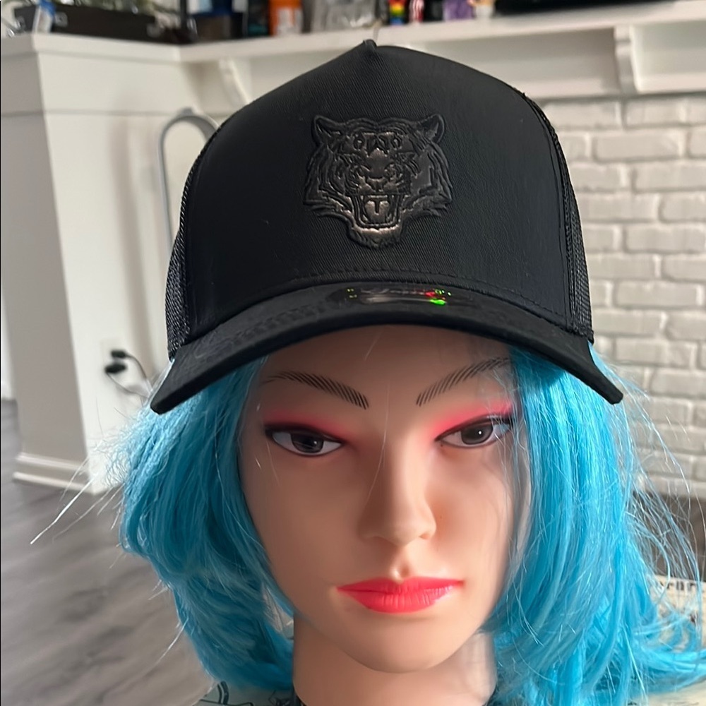 Black Cap with tigar patch 💕